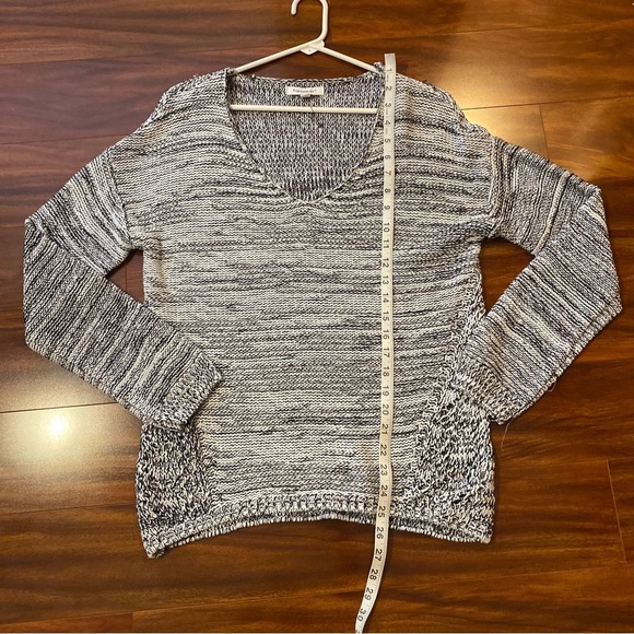 Francesca’s striped Gray V-Neck Sweater with Chunky Knit size medium NWOT - Picture 9 of 13